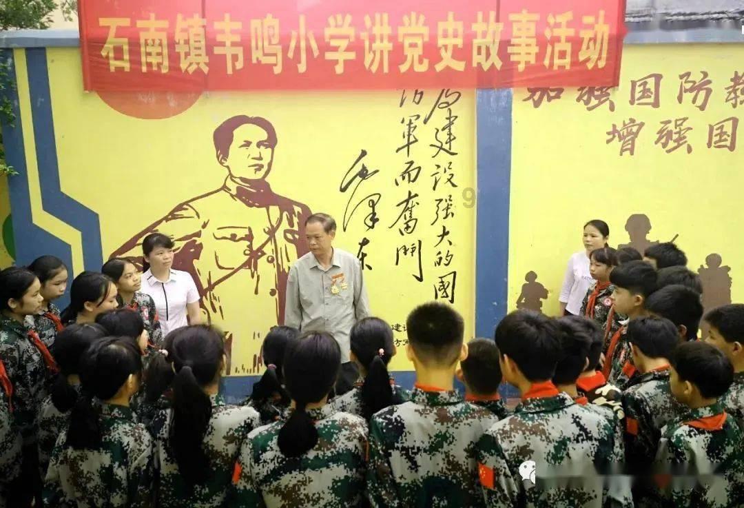 网红挑战“超辣”火鸡面,嘴巴都吃肿了,网友看后:差点信了!